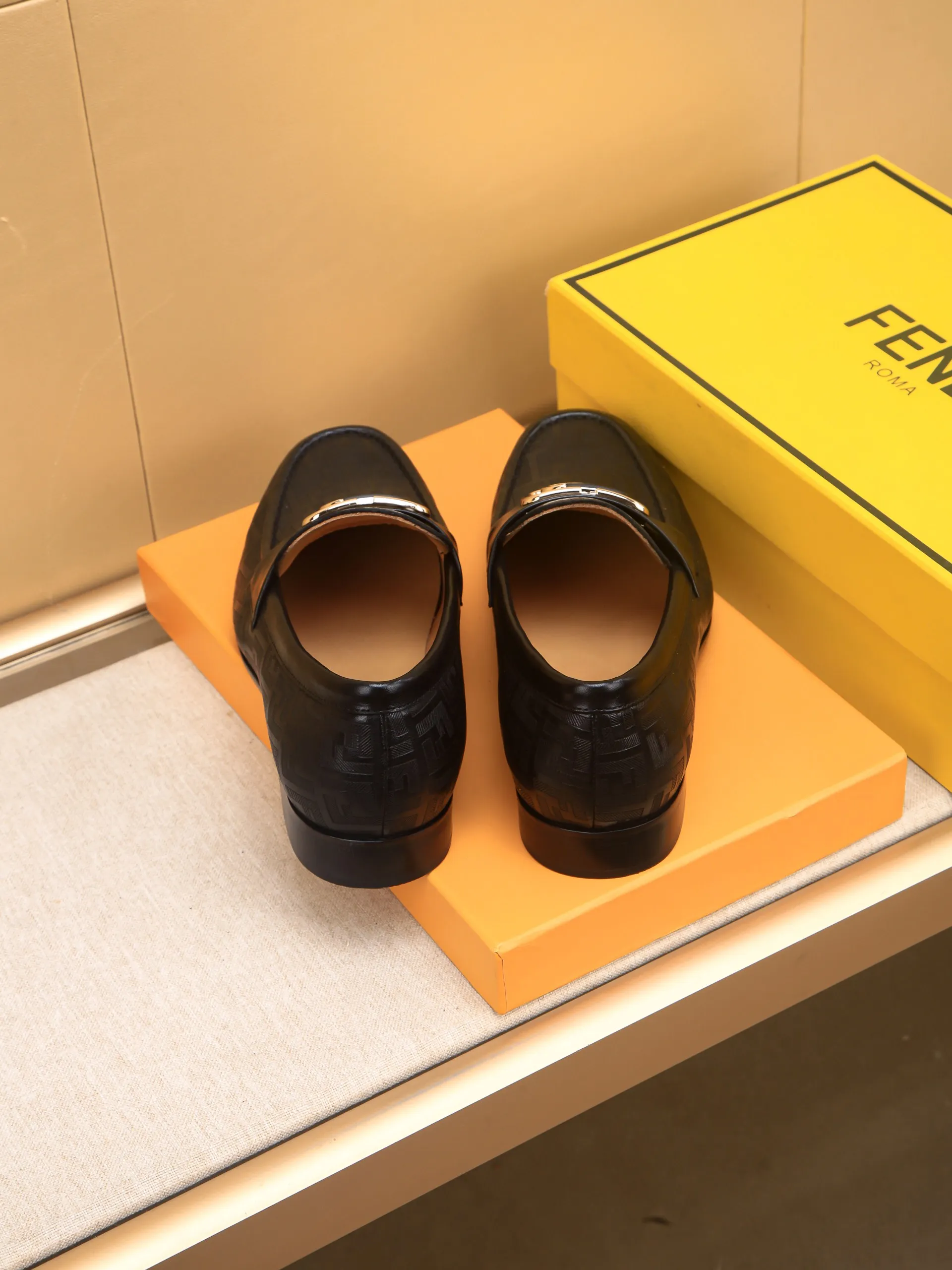 Men's shoes💰460 🕷🕷【FENDI】The latest men's formal leather shoes🇨🇳Classic series not to be missed💯The first layer is made of imported first-layer cowhide☘Original quality, the leather is smooth and delicate🎋Awesome version, perfect streamlined outline🍇🐮Leather lining, code number 39-44...(customized at 38.45.46.47)